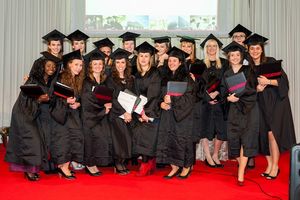 Im praxisintegrierenden dualen Studienmodell verbringst du die Hälfte der Woche bei uns an der Hochschule und die andere Hälfte in deinem Kooperationsunternehmen.