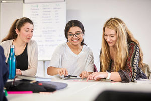 Bei uns wird diskutiert und mitgearbeitet statt nur vorgelesen.