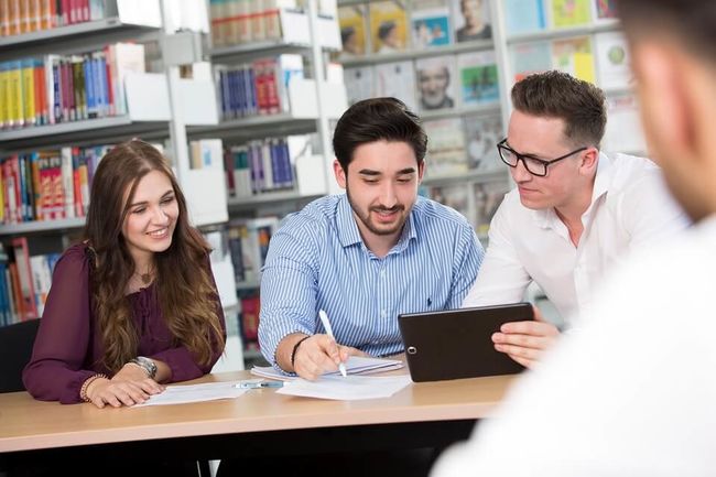 Case Studies und Workshops mit realen Unternehmen.