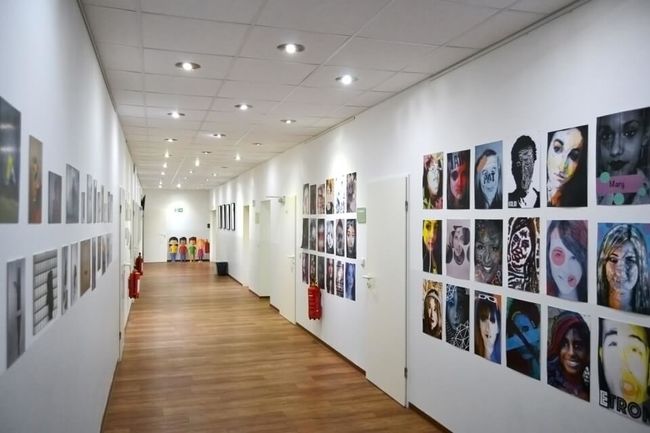 Einige Studienarbeiten werden in den Gängen ausgestellt