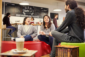 Unsere Studierenden gestalten die Hochschule mit – zum Beispiel durch ein studentisch geführtes Café.