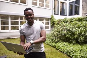 Student am Hochschulcampus