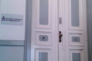 Für die Akademie ist höchste Qualität Selbstverpflichtung. Die Zertifizierung nach der Norm DIN EN ISO 29990:2010, die Einhaltung der Regeln des FWW-Weiterbildungskodex und die Verleihung der Qualitätsauszeichnung Berlin/Brandenburg 2016/17 sind Ausdruck dieses Anspruchs und sichern Ihnen internationale Anerkennung.