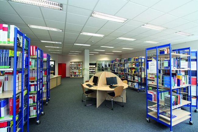 In der gut ausgestatteten Bibliothek lässt es sich optimal für die nächste Klausur lernen.