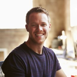 Ein Marketing-Manager an seinem Arbeitsplatz