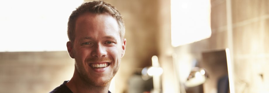 Ein Marketing-Manager an seinem Arbeitsplatz