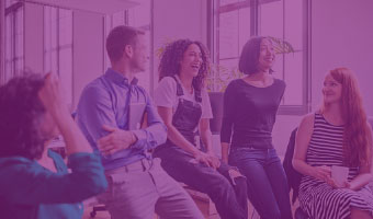 Masterstudenten sitzen zusammen