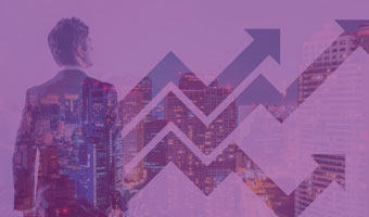 Blick auf den Rücken eines Geschäftsmannes und Pfeile, die nach oben verlaufen