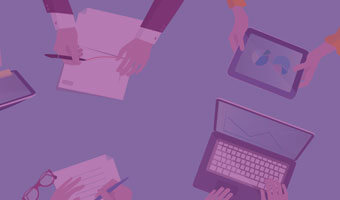 animierte Darstellung einer Arbeitsgruppe mit Laptop, Tablet und Unterlagen auf Papier