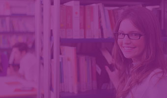 Studentin in Bibliothek