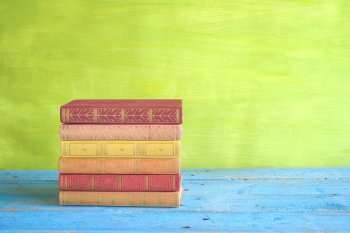 Bücherstapel auf einem Tisch